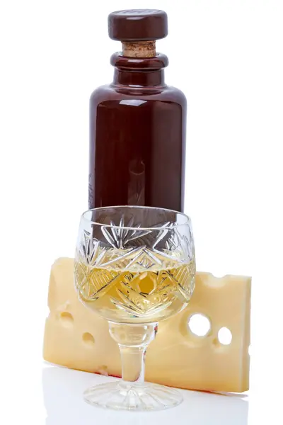 Сыр и легкое вино из винограда — стоковое фото