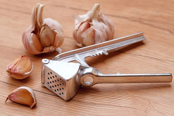 Hand press to crush the garlic