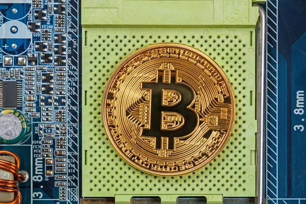 Coin Bitcoin und Motherboard — Stockfoto