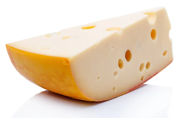 Большой кусок сыра Маасдам — стоковое фото