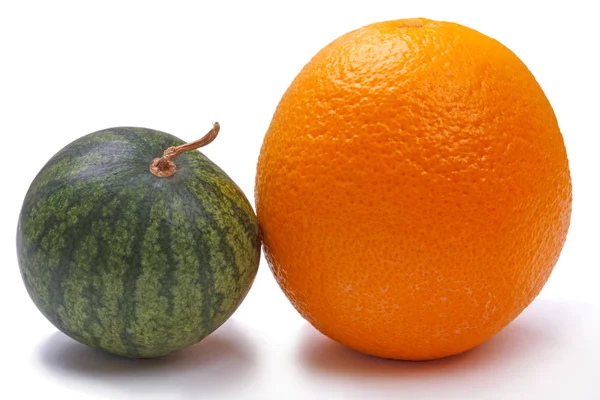 Mały arbuz i pomarańczowy — Zdjęcie stockowe