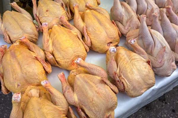 Slaktkroppar av kyckling på disken — Stockfoto