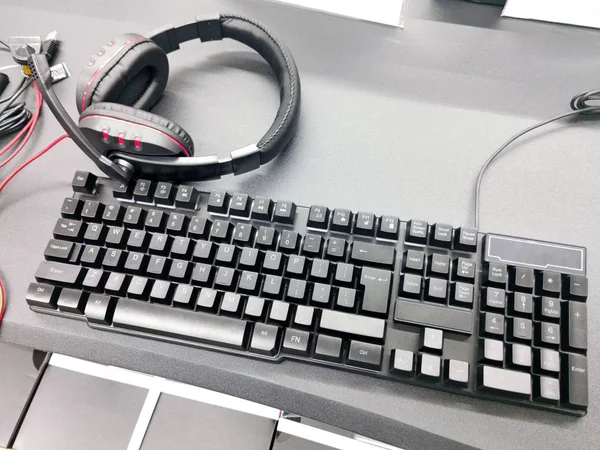 Комп'ютерна клавіатура та навушники — стокове фото
