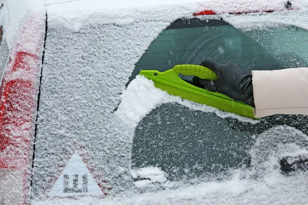 Removes the snow from the rear window — Stock Photo, Image