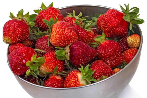 Erdbeeren in einer Metallschüssel — Stockfoto