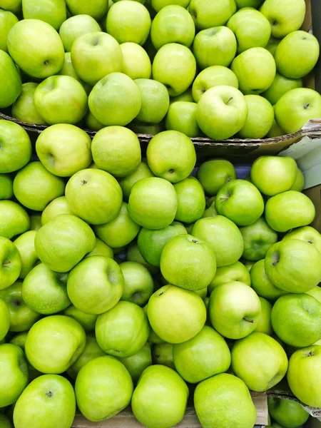 Fundo Maçãs Verdes Maduras Uma Caixa Papelão — Fotografia de Stock