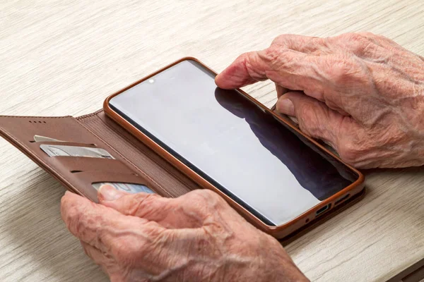 Manos Una Anciana Con Smartphone —  Fotos de Stock