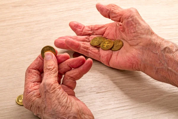 Hände Einer Alten Frau Und Russische Münzen — Stockfoto