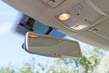 Arabada dikiz aynası var. Kabinin içine bak