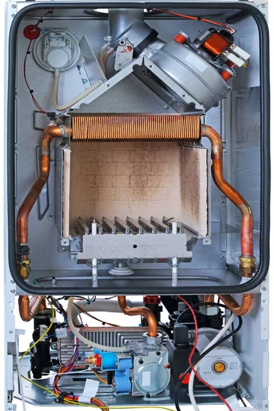 Evinizi ve sıcak suyunuzu ısıtmak için gaz kazanının dahili görüntüsü. Beyaz arka planda izole edilmiş. Ortam biçiminin kalitesi
