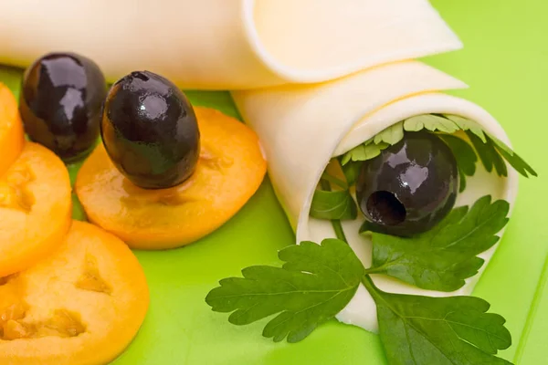 Gele Tomaten Peterselie Zwarte Olijven Met Kaas Groene Snijplank — Stockfoto