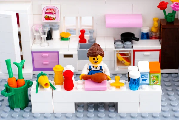 LEGO-Frau kocht Hühnerbein in Küche — Stockfoto