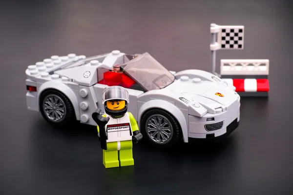 Lego Porsche 918 Spyder ile siyah arka plan üzerine şoför. — Stok fotoğraf
