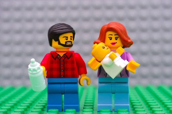 Семейные миниатюры Lego - отец, мать и ребенок — стоковое фото