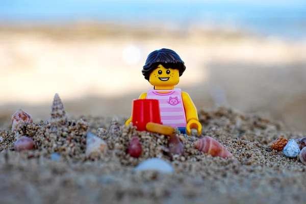 Lego ragazza che gioca in sabbia sulla riva del mare — Foto Stock
