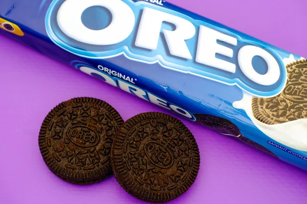 Oreo pack with two Oreo cookies on purple background — Stock Photo, Image
