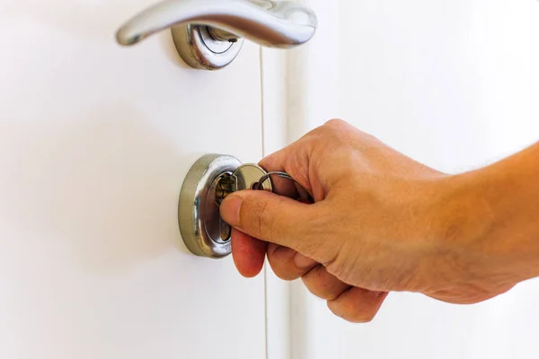 Kişi el açılış kapı anahtar tarafından