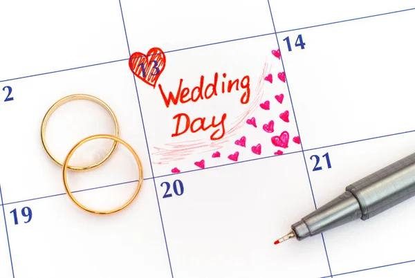 Dzień ślubu przypomnienia w kalendarzu z pierścieniami i pióra — Zdjęcie stockowe