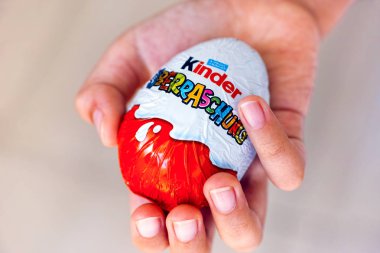 Çocuk el Kinder sürpriz yumurta