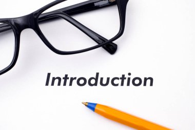 Word giriş ile gözlük ve kalem ile sayfa