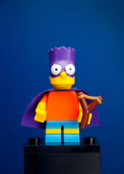Minifigurek LEGO Bart Simpson jako Bartman na modrém pozadí — Stock fotografie