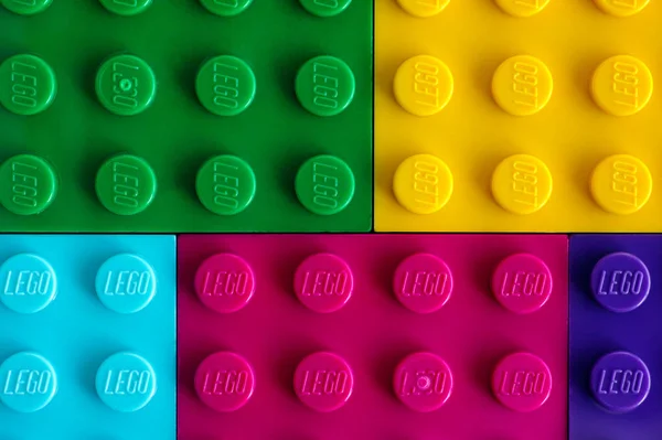 Achtergrond van vijf kleuren Lego baseplates — Stockfoto