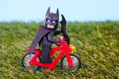 LEGO Batman binicilik bisiklet çim zemin üzerine