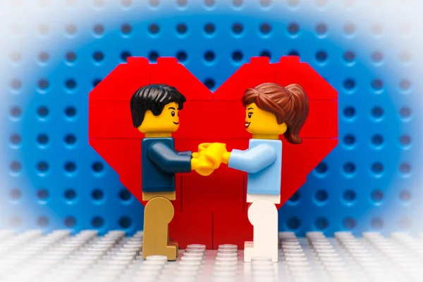 Pareja de Lego de pie delante del corazón —  Fotos de Stock