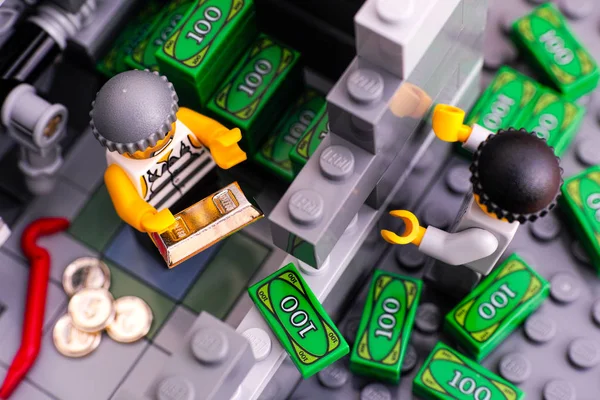 Dois ladrões de Lego quebraram a parede do banco e tiraram dinheiro e ouro — Fotografia de Stock