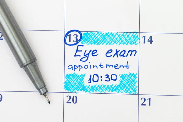 Lembrete Olho exame nomeação no calendário com caneta — Fotografia de Stock