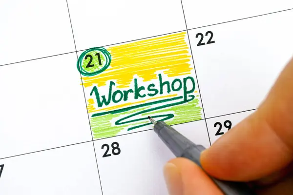 Kvinnan handen med pennan skriver påminnelse Workshop i kalendern — Stockfoto