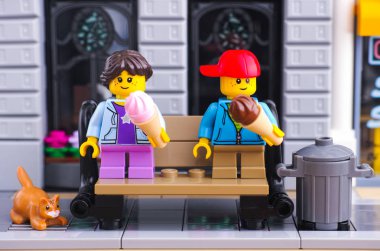 Lego kız ve erkek buz kremler oturma bankta