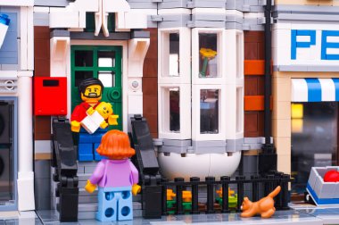 Bebek annesi eve verandada toplantısında adamla Lego