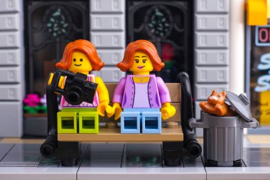 Lego Lego sokakta bankta oturma kızları