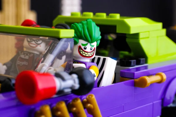 Лего Джокер и Харли Куинн минифигурки в Джокер Ноторио — стоковое фото