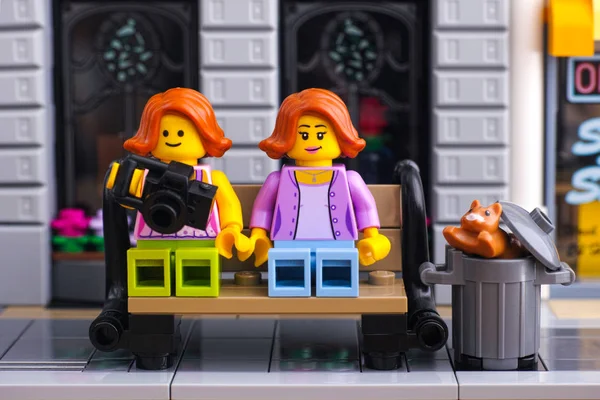 Lego Lego sokakta bankta oturma kızları