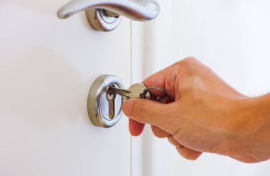 İnsan eli anahtarıyla kapıyı açmaya hazır