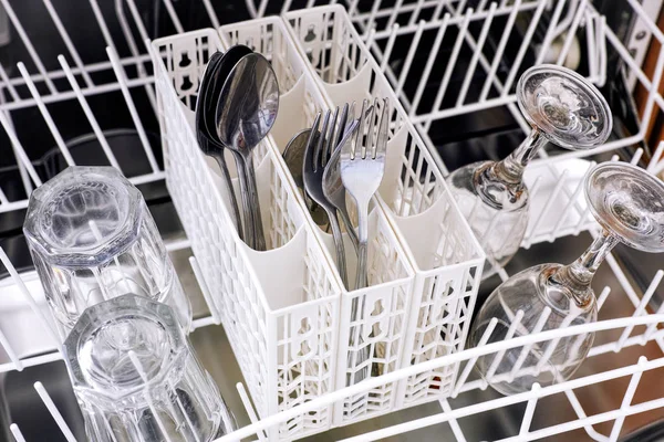 Lavavajillas abierto con cucharas, tenedores y vasos — Foto de Stock