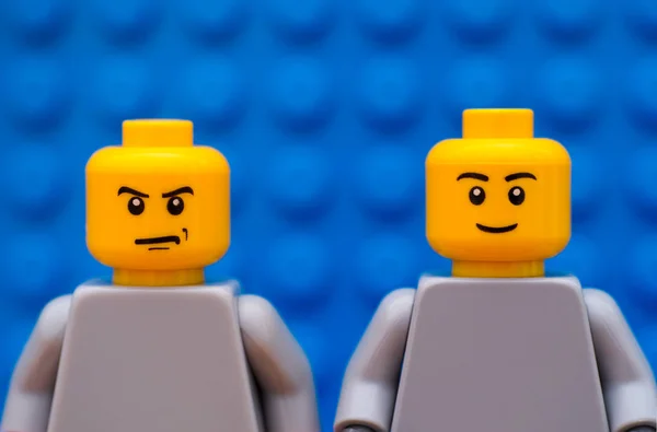 İki Lego minifigures - sıkı bir tane ve bir gülümseme