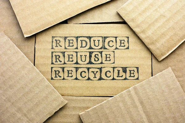 Tarjeta de cartón con palabras Reducir Reutilizar Reciclar —  Fotos de Stock