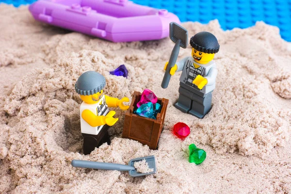 Due ladri Lego che dissotterrano una scatola di gemme dalla sabbia dell'isola — Foto Stock