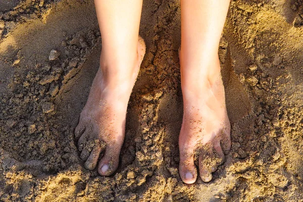 Donna piedi in piedi sulla sabbia — Foto Stock