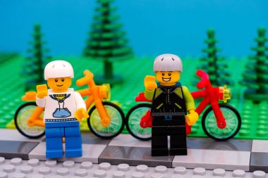 İki Lego çocuklar parkta bisiklet sürme için hazır