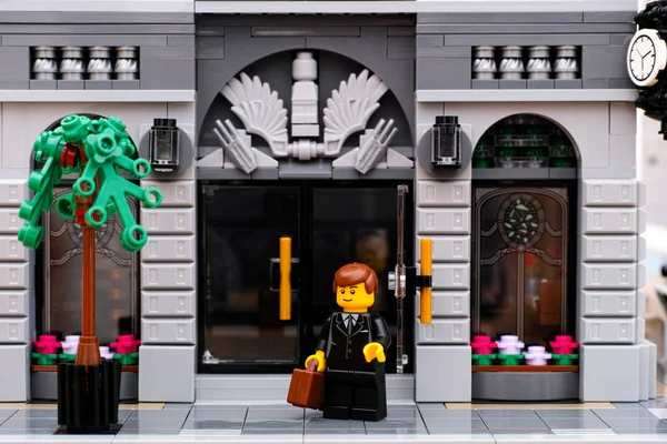 Лего бизнесмены на улице у входа в банк Лего — стоковое фото