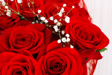 Bir buket kırmızı gül.