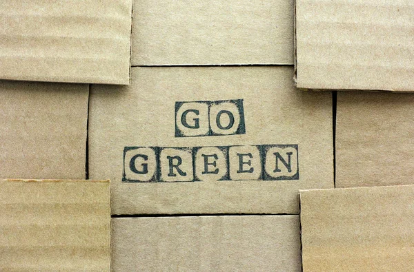 Carte en carton avec mots Go Green réalisée par des timbres alphabets noirs — Photo