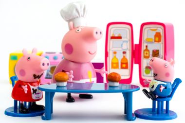 Peppa Pig ve George domuz büyükanne domuz mutfak masasına oturmak
