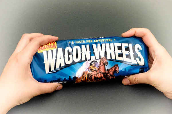 Jammie Wagon Wheels Limited edition pack in woman hands — Stock Photo, Image