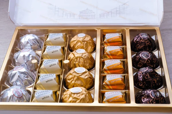 Boîte ouverte de bonbons Ferrero — Photo