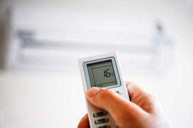 İnsan eli Klima uzaktan kumanda ile